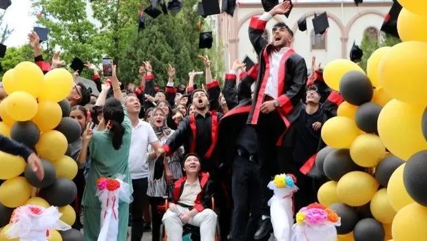 Okuma azmi hayran bıraktı! Tekerlekli sandalyeyle okula gitti, liseden mezun oldu