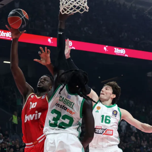 Olympiakos, Panathinaikos devirdi: Seride öne geçti!