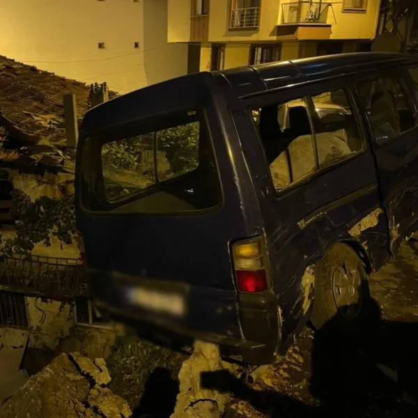 İstanbul'da Şok! Kontrolden Çıkan Araç 8 Aracı Pert Etti!