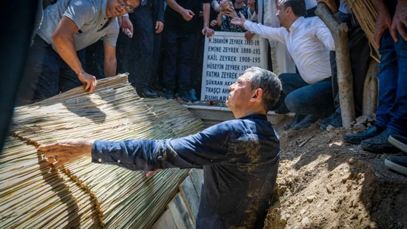 Özgür Özel'den Vefa Dersi: Ferdi Zeyrek'in Cenazesini O Mu Yıkadı?