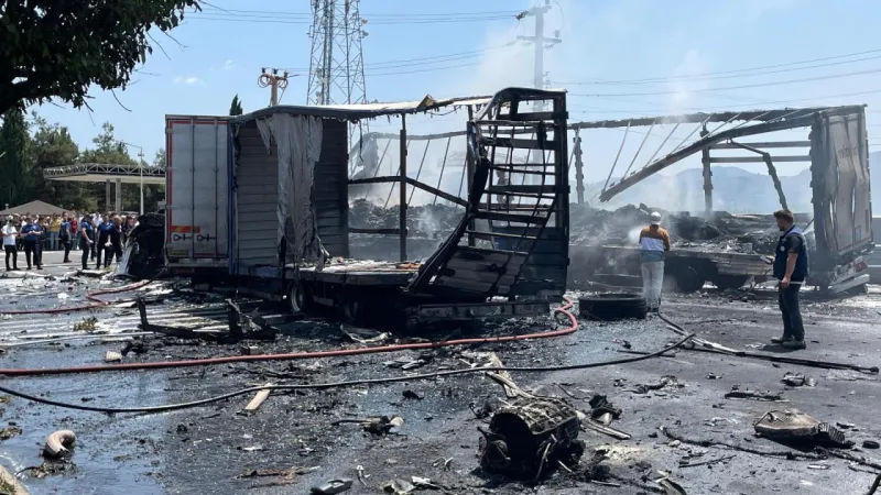 Sakarya'da TIR Kabusu! Zincirleme Kazada Feci Ölüm!