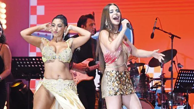Simge'den Oryantal Şov! Konserde Taksi Sürprizi