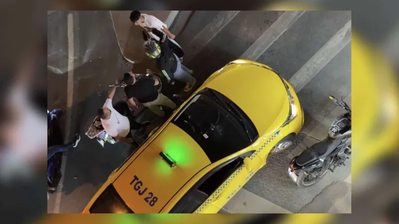 Şişli'de Taksi ve Motosiklet Kavgası! Yol Vermeme Krizi Kamerada