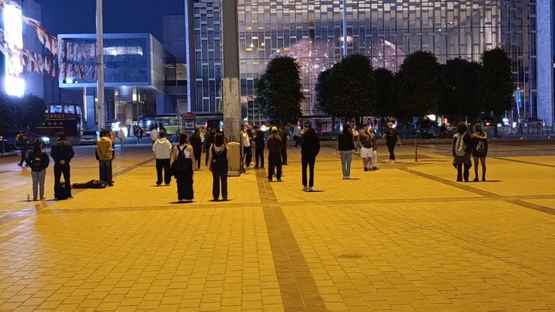 Taksim'de 'Duran Adam' Şoku! 18 Gence Gözaltı! Neler Oluyor?