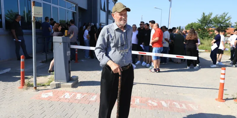 Türkiye'nin en yaşlı YKS adayı sekizinci kez sınava girdi