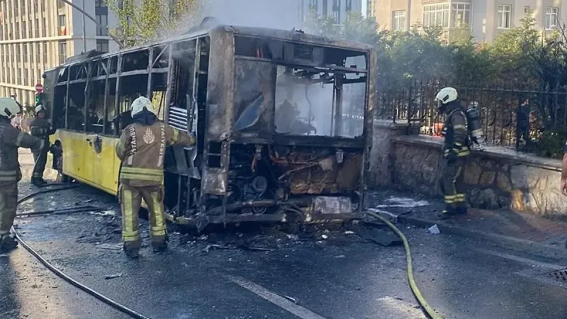 İstanbul'da İETT Otobüsü Alevlere Teslim! Yolcular Panikte!