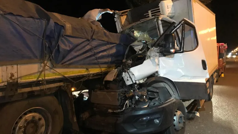 Uşak'ta kamyonet park halindeki tıra çarptı: 1 ölü