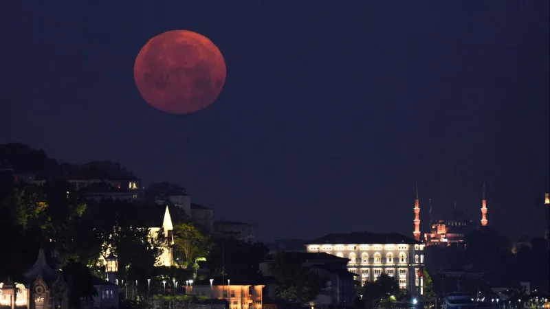 Çilek Dolunayı İstanbul'u Büyüledi! Gökyüzünde Muhteşem Şölen